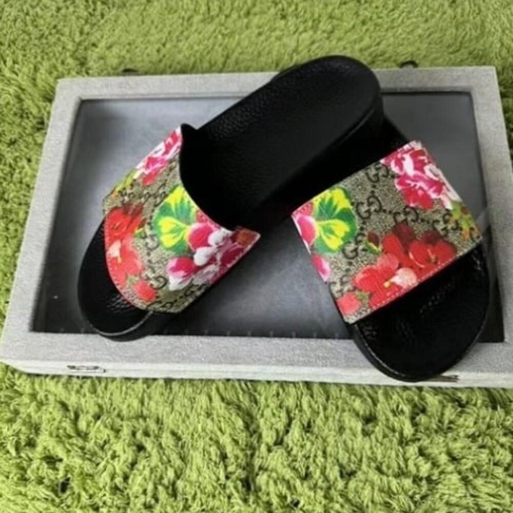 Gucci Supreme Slide Sandal - Picture 3 of 5